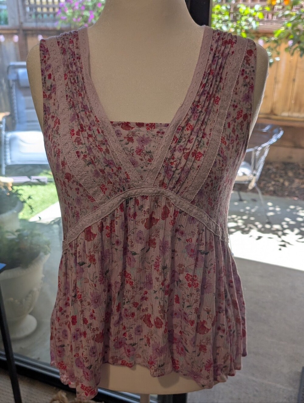 Penelope Rose Floral Lace Trim Sleeveless Top - Lavender Pink
